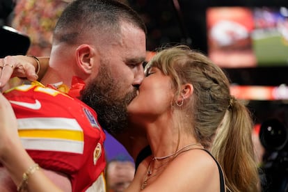 Taylor Swift y tight end Travis Kelce, jugador de los Kansas City Chiefs, se besan tras ganar el equipo de Kelce la 58ª Super Bowl, el 11 de febrero de 2024