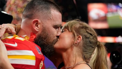 Taylor Swift y tight end Travis Kelce, jugador de los Kansas City Chiefs, se besan tras ganar el equipo de Kelce la 58ª Super Bowl, el 11 de febrero de 2024