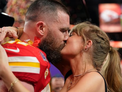 Taylor Swift y tight end Travis Kelce, jugador de los Kansas City Chiefs, se besan tras ganar el equipo de Kelce la 58ª Super Bowl, el 11 de febrero de 2024