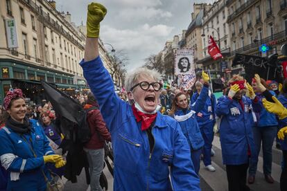 Manifestantes vestidas como Rosie the Riveter (Rosie la Remachadora, un icono cultural de las mujeres que se incorporaron a la industria en los países aliados durante la Segunda Guerra Mundial) marchan en protesta por el proyecto de ley de reforma de pensiones del Gobierno francés, en París (Francia).