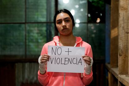 Una joven se suma a una campaña de "No violencia" contra las mujeres en Osorno, Chile.