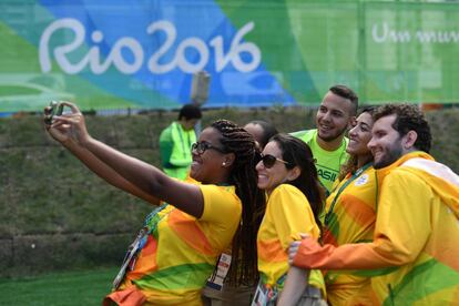 Varios voluntarios se hacen una foto, ayer, en Río