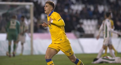 El centrocampista del Alcorcón Iván Alejo celebra el gol marcado ante el Córdoba