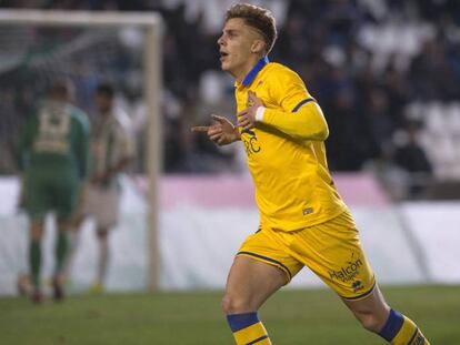 El centrocampista del Alcorcón Iván Alejo celebra el gol marcado ante el Córdoba