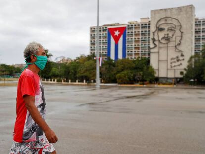 Un hombre con mascarilla pasa frente al Ministerio del Interior, en La Habana, el pasado viernes.