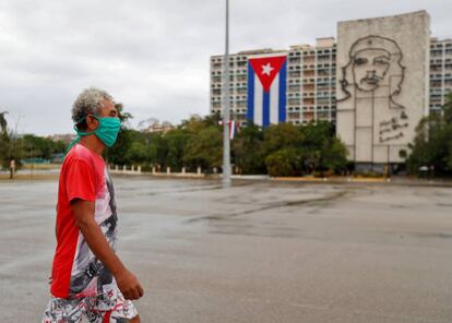 Un hombre con mascarilla pasa frente al Ministerio del Interior, en La Habana, el pasado viernes.