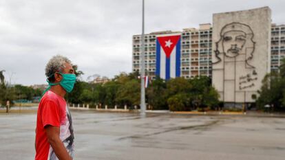 Un hombre con mascarilla pasa frente al Ministerio del Interior, en La Habana, el pasado viernes.