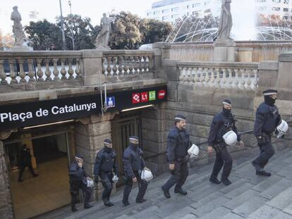 La Guàrdia Urbana després d'un dels desallotjaments recents dels manters a la plaça Catalunya.