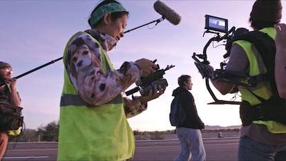 Chloé Zhao, en el rodaje de 'Nomadland'.