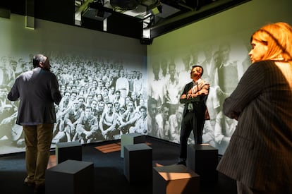 El lehendakari, Imanol Pradales, visita los trabajos para el espacio Gogoragunea en Bilbao, junto a la consejera de Justicia y Derechos Humanos del Gobierno vasco, María Jesús San José, y el director de Gogora, Alberto Alonso, en julio.