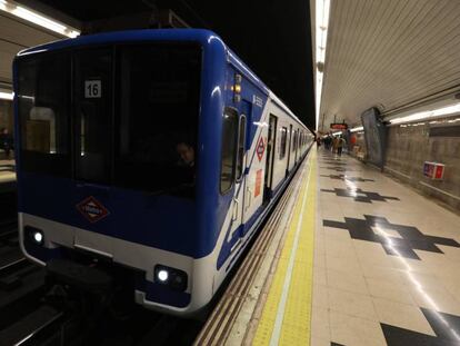 Vagones del modelo 5.000, uno de los afectados, circulando por la Línea 9 de Metro de Madrid.