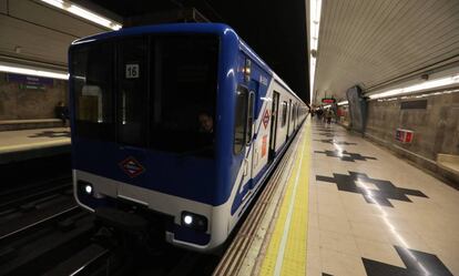 Vagones del modelo 5.000, uno de los afectados, circulando por la Línea 9 de Metro de Madrid.