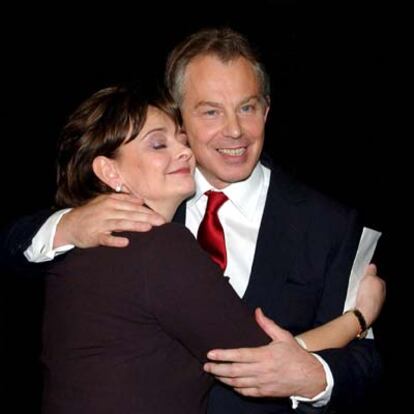 Blair, abrazado por su esposa, Cherie, tras conocer que había sido reelegido en su circunscripción.