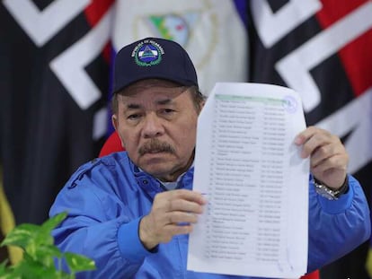 El presidente de Nicaragua, Daniel Ortega, muestra la lista de los 222 presos políticos excarcelados este jueves.