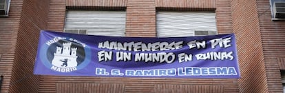 Pancartas colgadas en el edificio okupado por ultraderechistas en el distrito de Chamber&iacute;. 