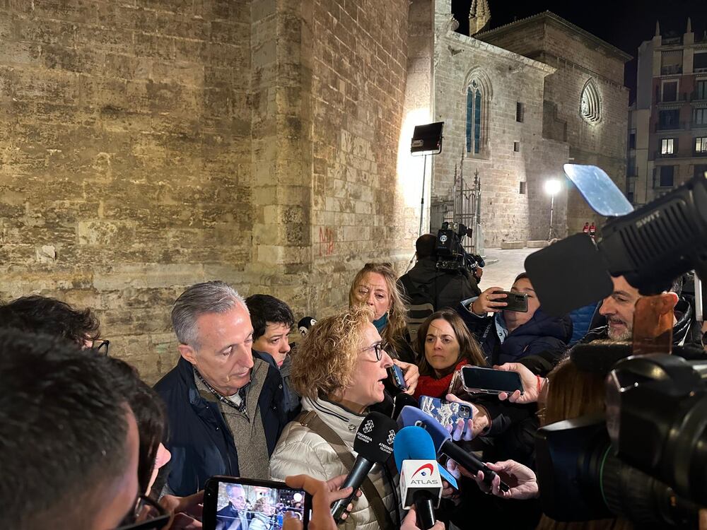 Ana, vecina de Catarroja que perdió a su marido por la dana, tras la misa en la Catedral de Valencia.