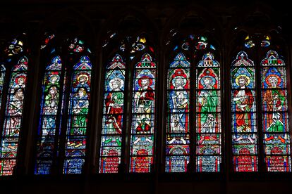 Vidrieras en el interior de la catedral de Notre Dame, tras la restauración.