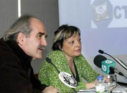 Valentín Gomez Olivier, del Observatorio Europeo de la Televisión Infantil, y Ángeles Pérez, representante de la Unesco, durante la presentación del informe.