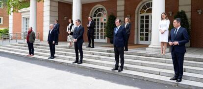 Los líderes de los agentes sociales con el presidente del Gobierno, Pedro Sánchez, y varios ministros del Gobierno tras firmar el pacto de renovación de ERTE hasta el 30 de junio el pasado mes de mayo.