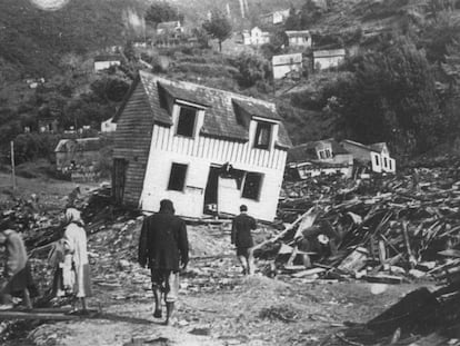 En el puerto de Corral, cercano a Valdivia, una ola de 12 metros causó estragos tras el terremoto de 1960. Muchos vecinos se acercaron a observar el fondo de la bahía, que quedó descubierto unos minutos tras recogerse el mar y fueron alcanzados por la posterior ola.
