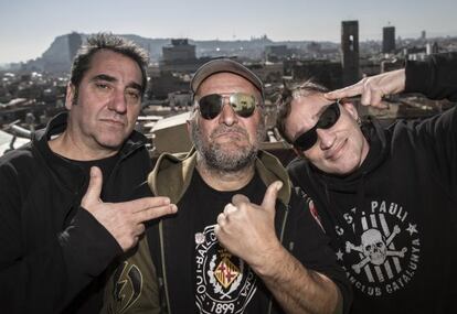 Poly, bajista, Gos, cantante y Damned, guitarra, posan en la terraza del local de la CGT.