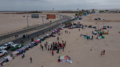 Instituciones locales como el Servicio Jesuita Migrante de Chile (SJM) han alertado sobre la precaria situación que viven los extranjeros varados. En la imagen, vista aérea del campamento improvisado de los migrantes en el paso fronterizo de Chacalluta.