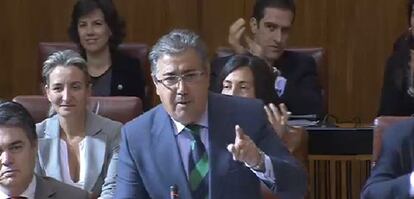 Juan Ignacio Zoido, durante la sesión de este jueves en el Parlamento.