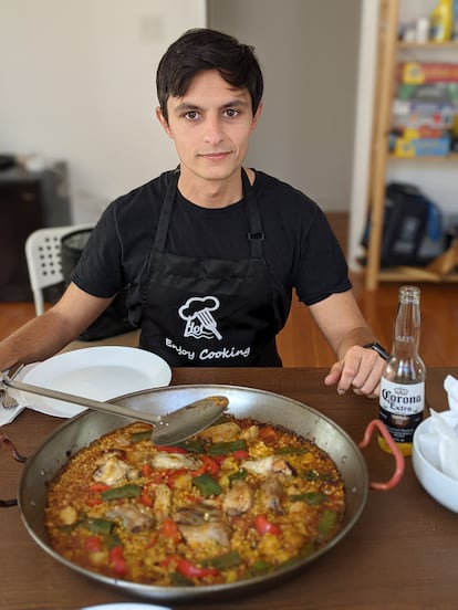 Alfonso Gómez-Jordana, creador del emoji actual de la paella de WhatsApp frente a una paella hecha por él en su casa. La foto está cedida por el autor.