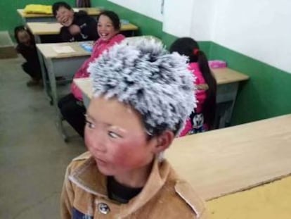 Wang Fuman, de apenas 8 anos, sai de casa e caminha uma hora e meia sob temperaturas gélidas que chegam a 9 graus negativos