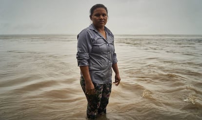 Lilia posa para un retrato en el río Amazonas. Pincha en la imagen para ver la fotogalería completa.