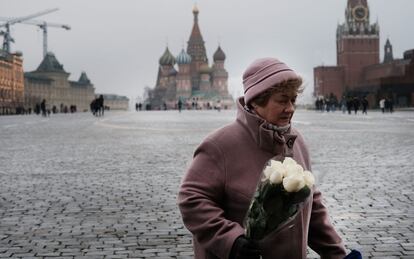 Una mujer caminando, en la Plaza Roja de Moscú, en Rusia.