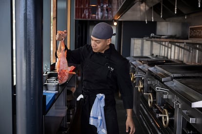 Un cocinero en la parrilla del restaurante Kresala.