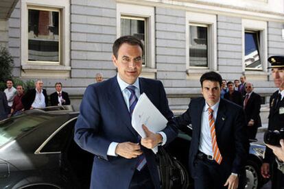 El presidente José Luis Rodríguez Zapatero, a su llegada al pleno del Congreso la pasada semana.