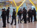 Agentes de policía nacional realizan controles a los pasajeros de la T4 del Aeropuerto Adolfo Suárez Madrid-Barajas, en Madrid (España), a 26 de marzo de 2021. Un total de 4.818 efectivos de las Fuerzas y Cuerpos de Seguridad del Estado (FCSE) se desplegarán esta Semana Santa en la Comunidad de Madrid para realizar las labores de seguridad vial, vigilancia aeroportuaria y controles de movilidad en cumplimiento del cierre perimetral en vigor desde hoy viernes, según datos avanzados a Europa Press por la Delegación del Gobierno en Madrid.
26 MARZO 2021;CONTROL ATOCHA;SEMANA SANTA;CONTROL PERIMETRAL;MADRID;
Alberto Ortega / Europa Press
26/3/2021