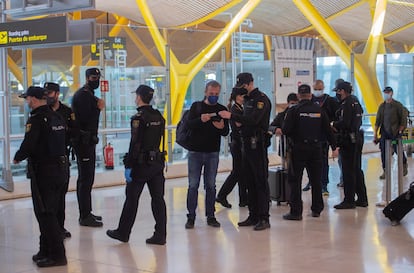 National Police officers conducting checks on travelers at the Adolfo Suárez Madrid-Barajas airport on March 26.