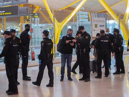 Agentes de policía nacional realizan controles a los pasajeros en el Aeropuerto Adolfo Suárez Madrid-Barajas, el 26 de Marzo.