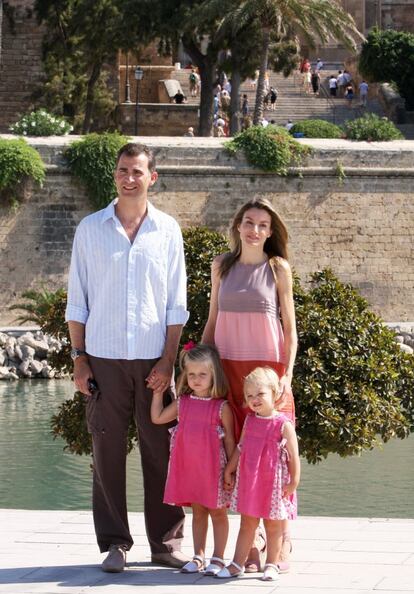 Los príncipes de Asturias posan con sus dos hijas en Palma de Mallorca en agosto de 2009.