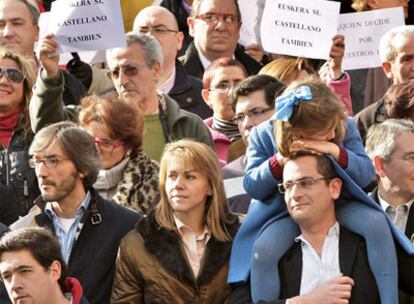 El uno en la lista del PP por Álava, Iñaki Oyarzábal, la secretaria general del Partido Popular, María Dolores de Cospedal y el candidato a lehendakari, Antonio Basagoiti, asisten a la concentración de la "Plataforma por la libertad de elección lingüistica" frente a la sede del PNV en Bilbao.