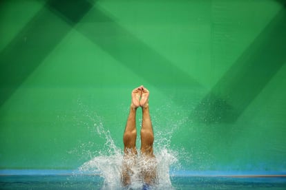 Andrea Chiarabini de Italia, en el momento que entra en el agua durante la prueba de salto de 3 metros trampolín femenino.