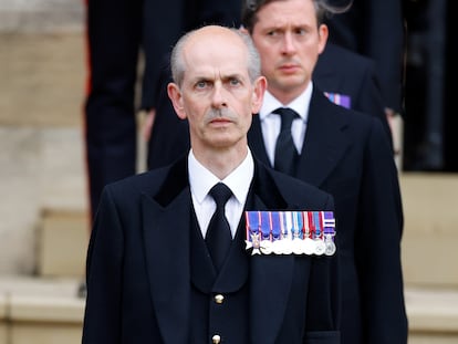 Paul Whybrew, mayordomo de la reina Isabel II, asiste al servicio funerio en la capilla de San Jorge, en el castillo de Windsor, el 19 de septiembre de 2022 en Windsor, Inglaterra.