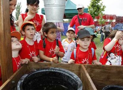 Un grupo de niños, ayer en una actividad de agua en el parque Nou de El Prat.