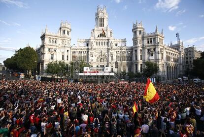 La selección celebró en Madrid su triunfo en el Europeo de 2009. En la imagen, cientos de personas festejan la victoria de España.