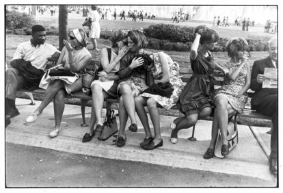 Pocas fotografías como esta de Garry Winogrand ilustran tan bien el imparable camino a la libertad que tomó la sociedad norteamericana en los años setenta.