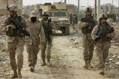 Soldados estadounidenses patrullan en las afueras de Bagdad.
