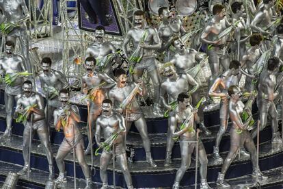 Paraguas, bigotes y cuerpos plateados en el desfile de carnaval de Río.