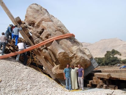 Trabajos de levantamiento del tercer coloso en el recinto del templo funerario de Amenofis III en Luxor.