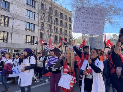 Las trabajadoras del SAD se manifiestan en Barcelona para mejorar sus condiciones laborales.