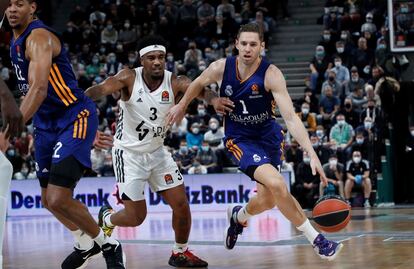 Causeur se escapa del marcaje de Jones. euroleague