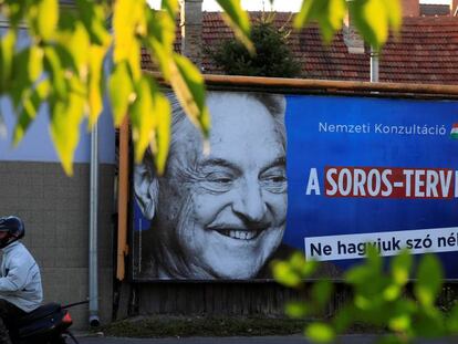 Campaña del Gobierno húngaro contra George Soros, a quien acusa de promover un supuesto plan para fomentar la inmigración hacia el país, en Szolnok.