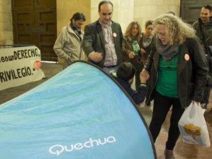 Miembros de Stop desahucios y la PAH durante la acampada.